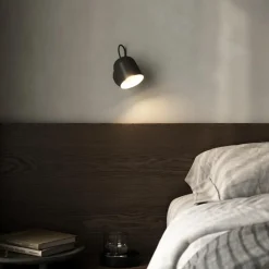 Angle vegglampe med USB