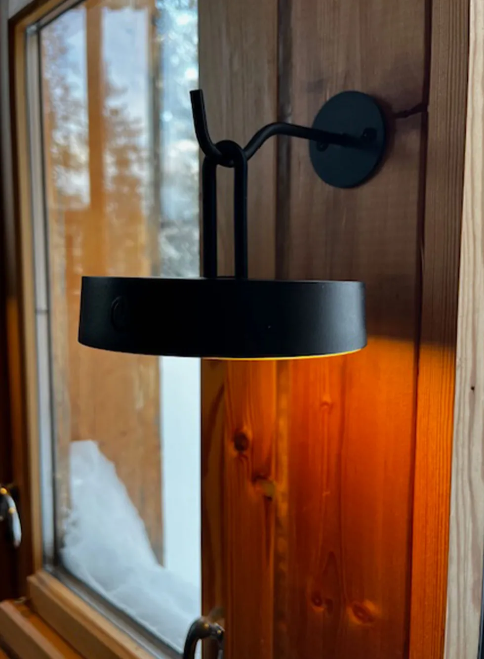 Aurora oppladbar vegglampe