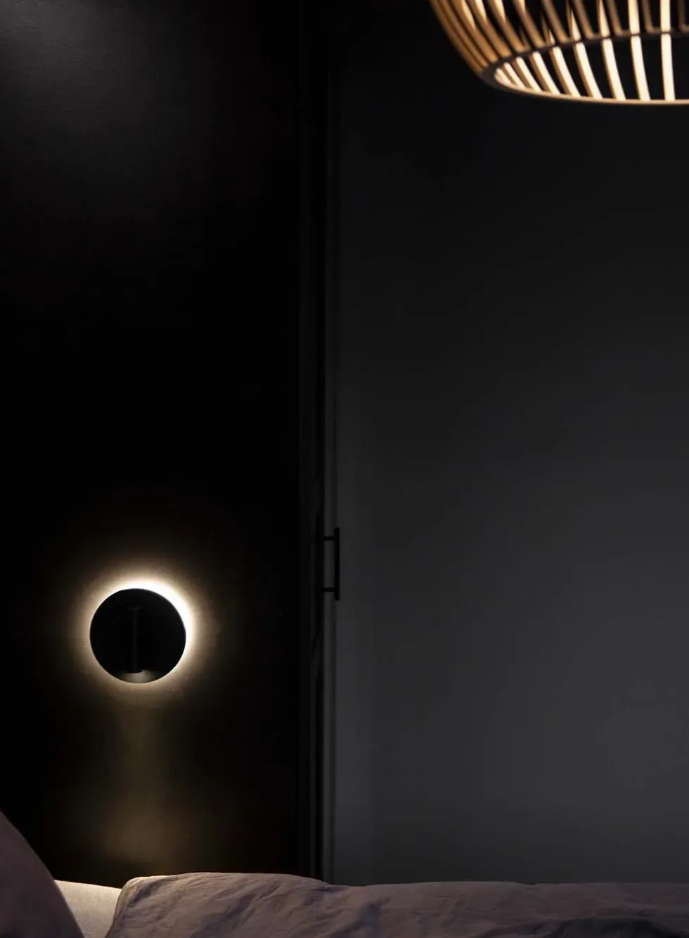 Circle vegglampe - med baklys og rettet leselys