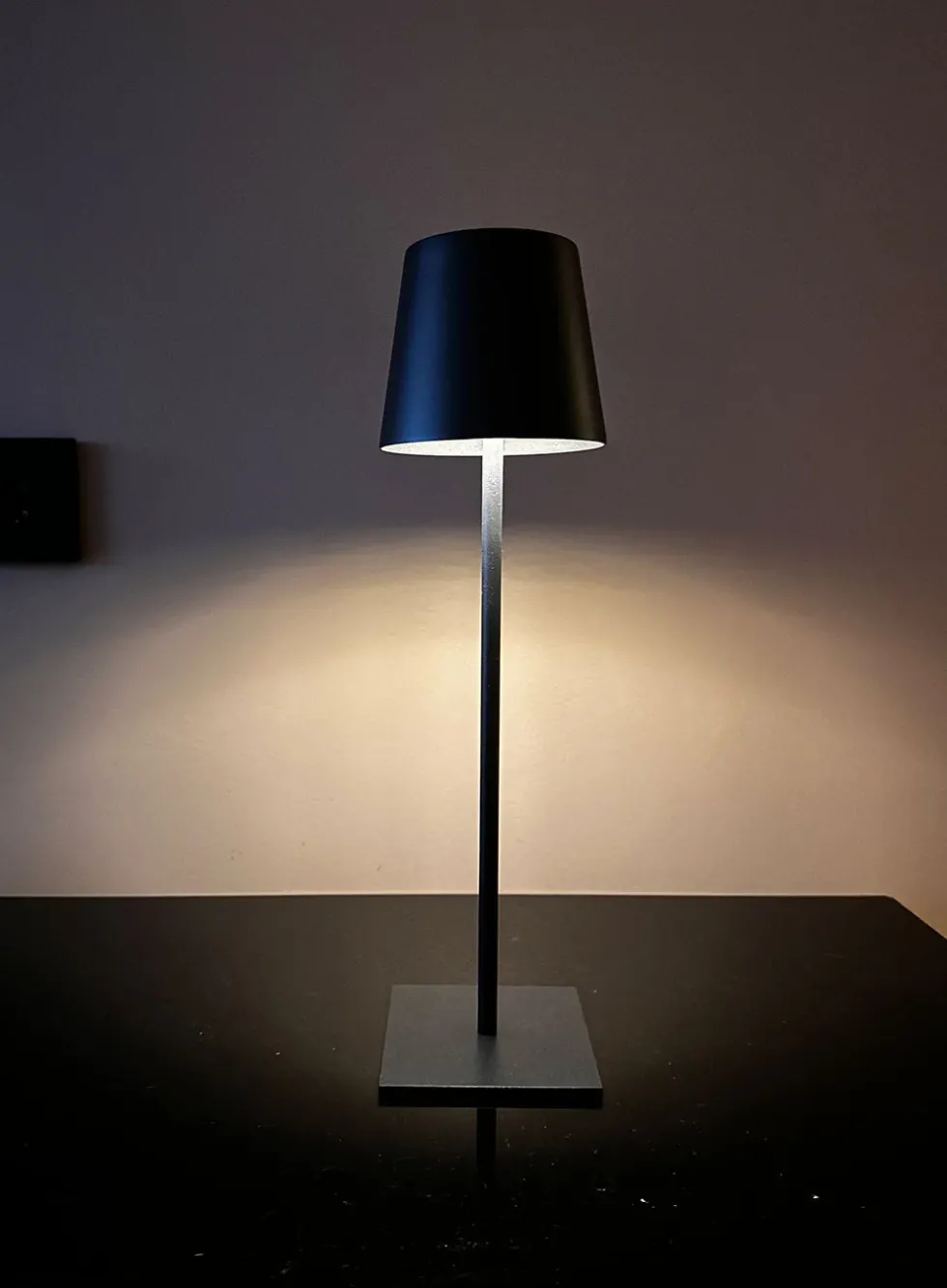 Grimstad oppladbar bordlampe