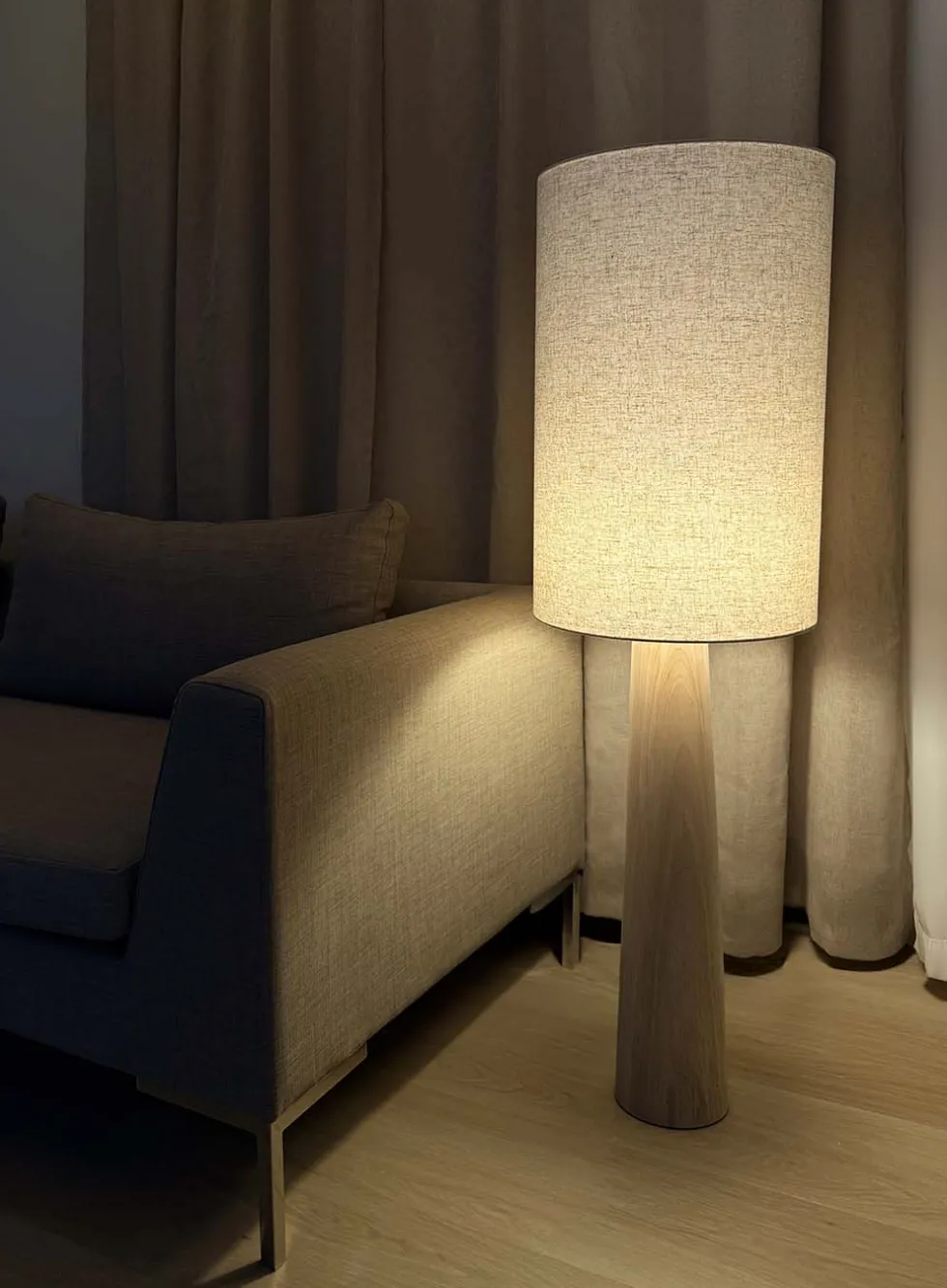 Linde bordlampe med skjerm - h74