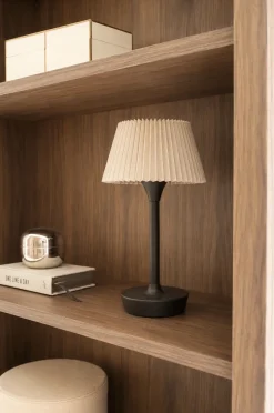 Nova oppladbar bordlampe med plissert skjerm